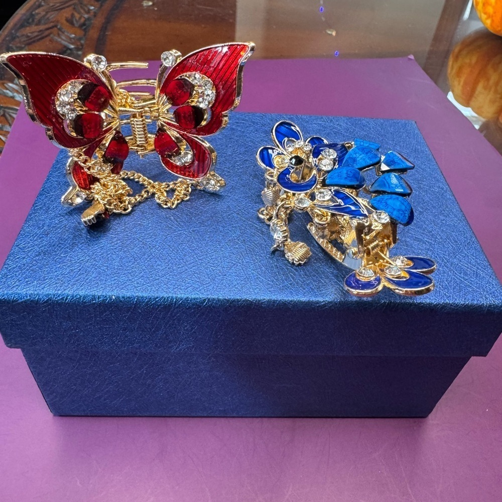 Set of 2 Red and Blue Resin Hair Clips